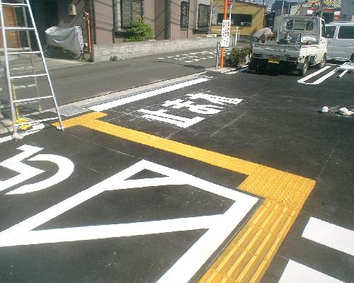 溶融式で施工した止まれの路面標示