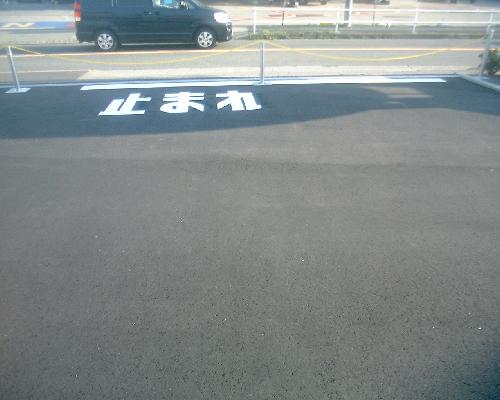 店舗駐車場の出入り口に「止まれ」の安全表示を施工｜路面標示・ライン工事(写真1)