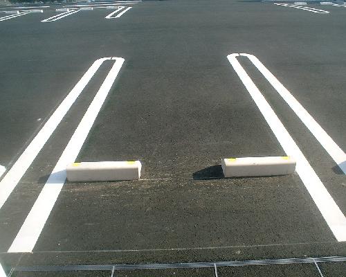 U字ラインと車止めを施工した駐車場区画