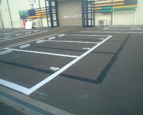 白線と区画番号を施工した駐車場