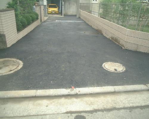 舗装が完成した戸建ての私道