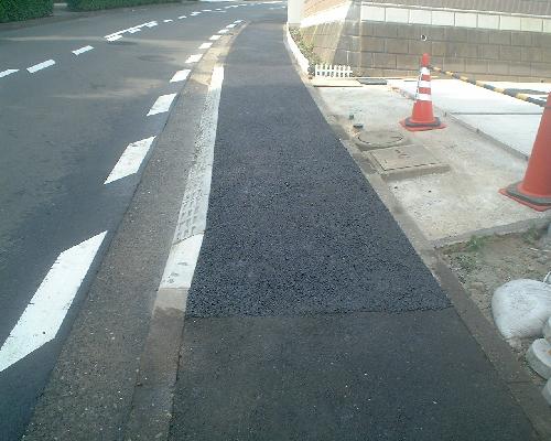 駐車場出入り口の移動と段差解消工事｜一戸建ての駐車場