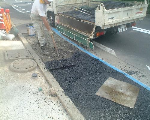 アスファルト合材を敷き均す作業