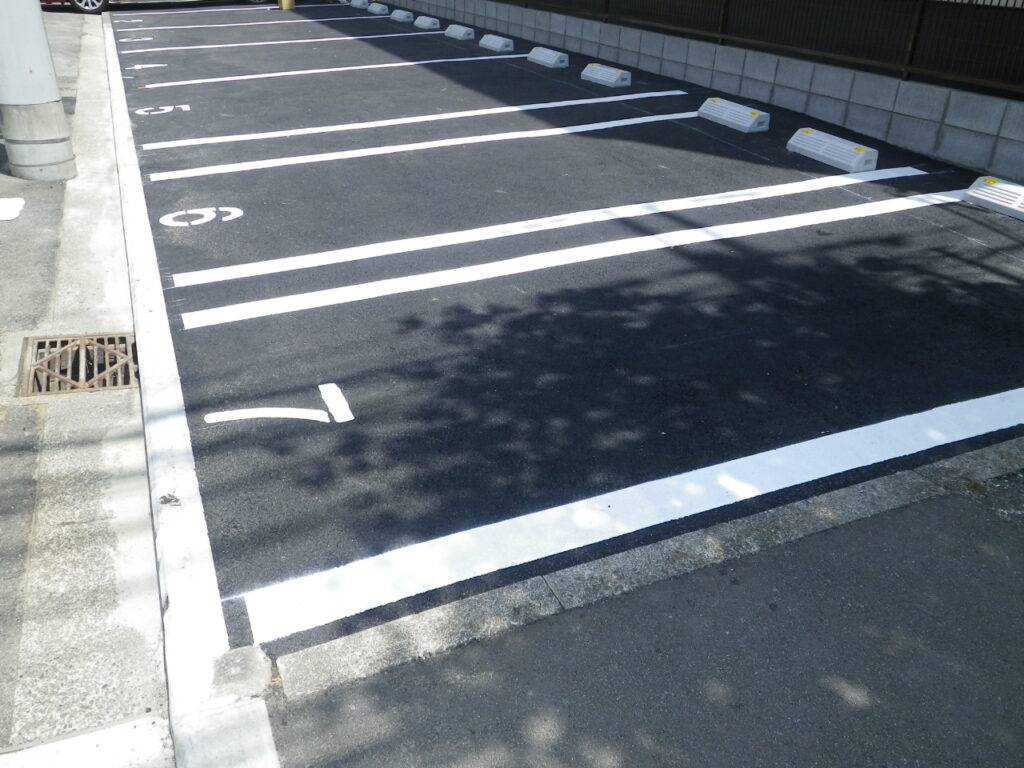 【施工事例】南区の空き地に店舗駐車場7台分を新設|縁石切下げで出入りスムーズに