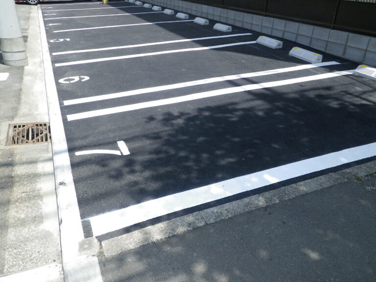 空き地に7台分の駐車場設置する。