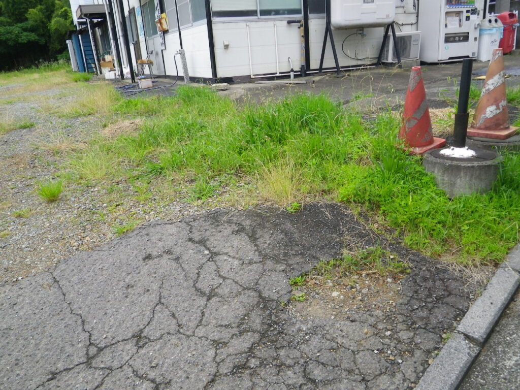 横浜市緑区・十日市場の資材置き場舗装|ゲート設置で見違える置き場に一新