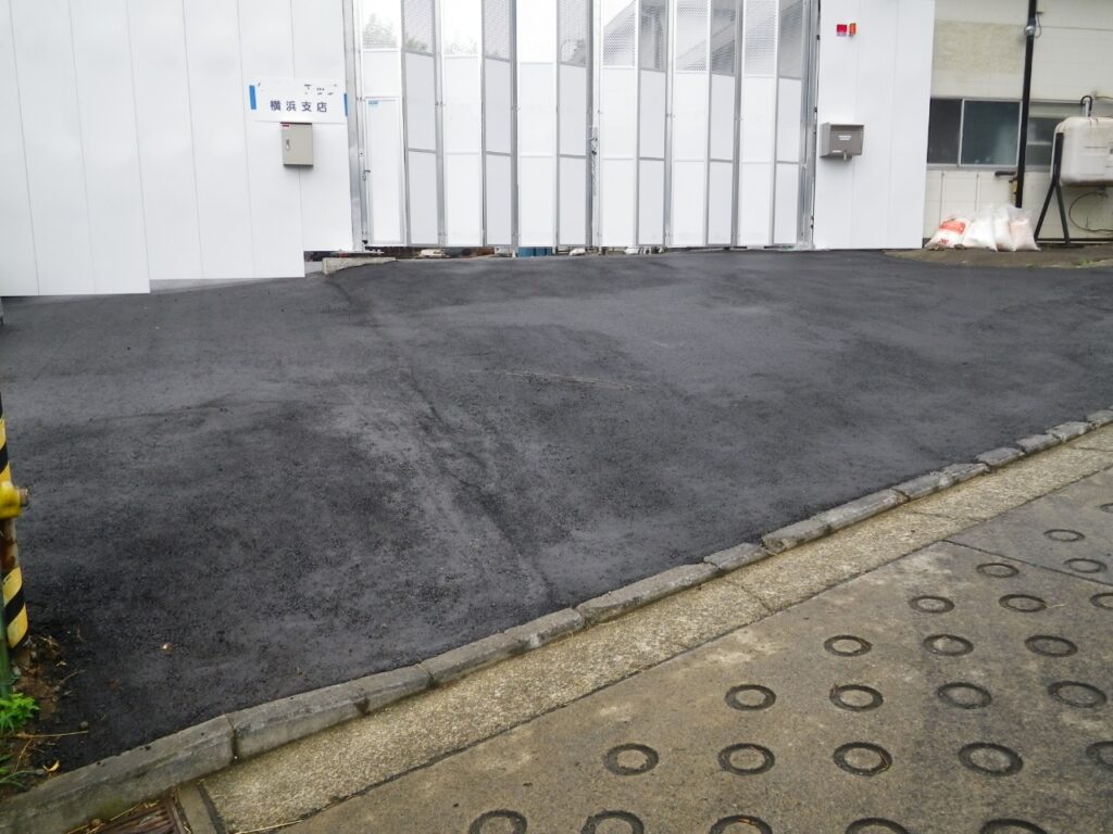 舗装で一新した資材置き場
