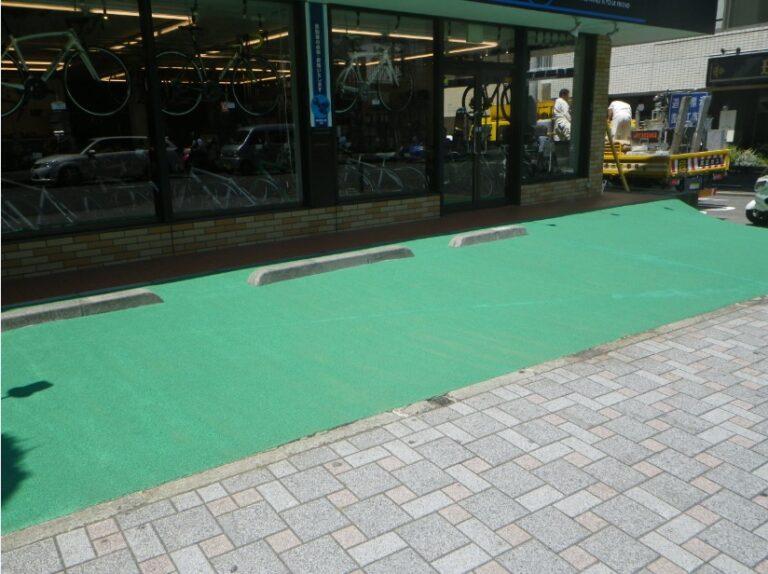 店舗前の駐車場に緑のカラー舗装を施工｜店舗駐車場の舗装工事(写真1)