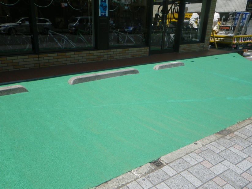 店舗前の駐車場に緑のカラー舗装を施工|店舗駐車場の舗装工事