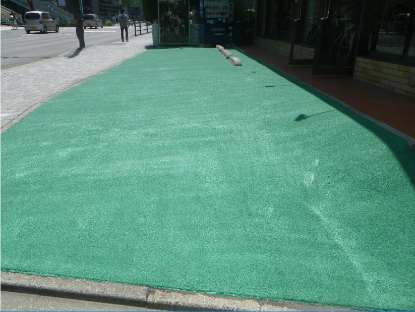 店舗前の駐車場に緑のカラー舗装を施工|店舗駐車場の舗装工事
