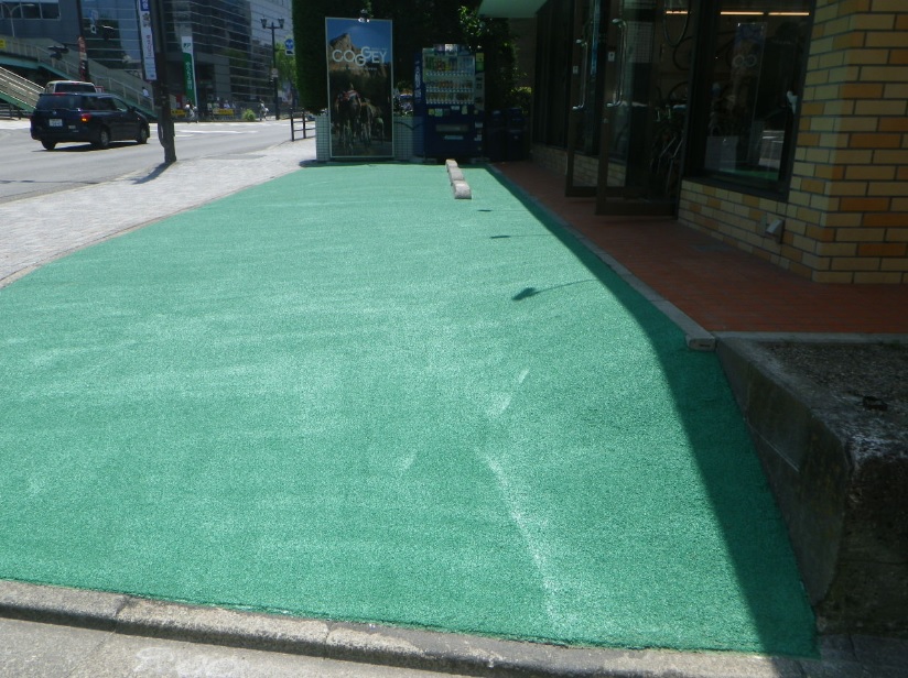 店舗前の駐車場に緑のカラー舗装を施工|店舗駐車場の舗装工事