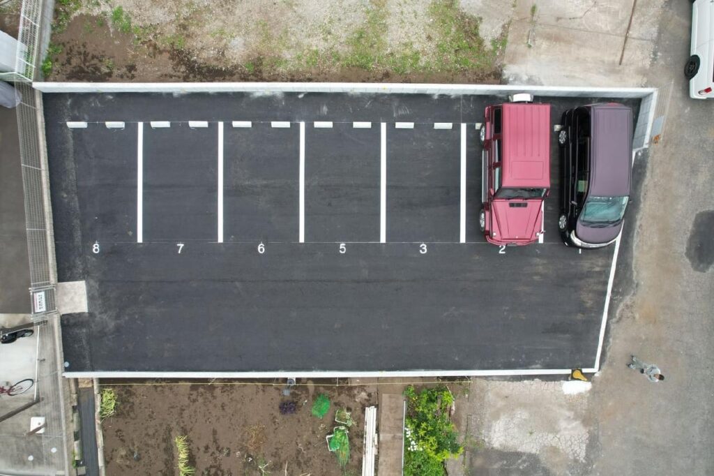 個人オーナー様の空地を月極駐車場へ｜土留め設置と勾配のアスファルト舗装