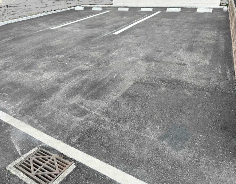 個人オーナー様の駐車場舗装|草刈管理が大変だった空き地を駐車場に(写真1)