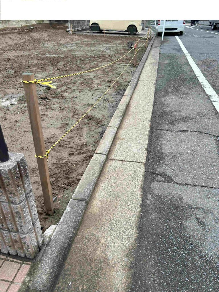 川崎市の事業用駐車場・L型側溝切下げ工事の施工前