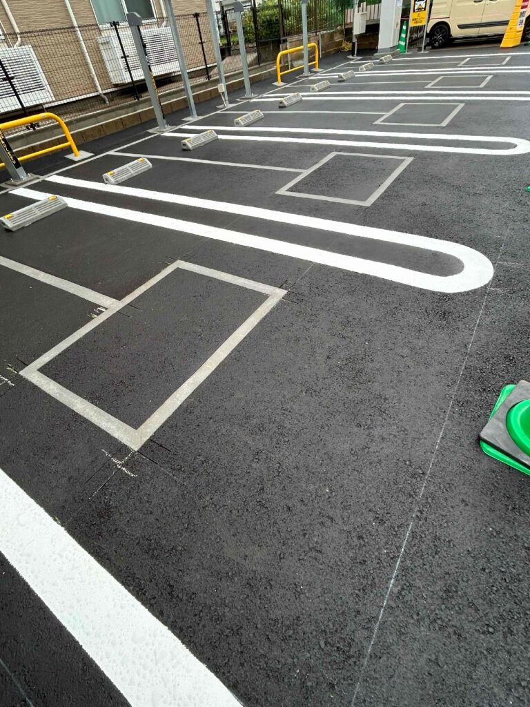 駐車場のライン引き（白線）費用と工法｜溶融式と塗料式の違い