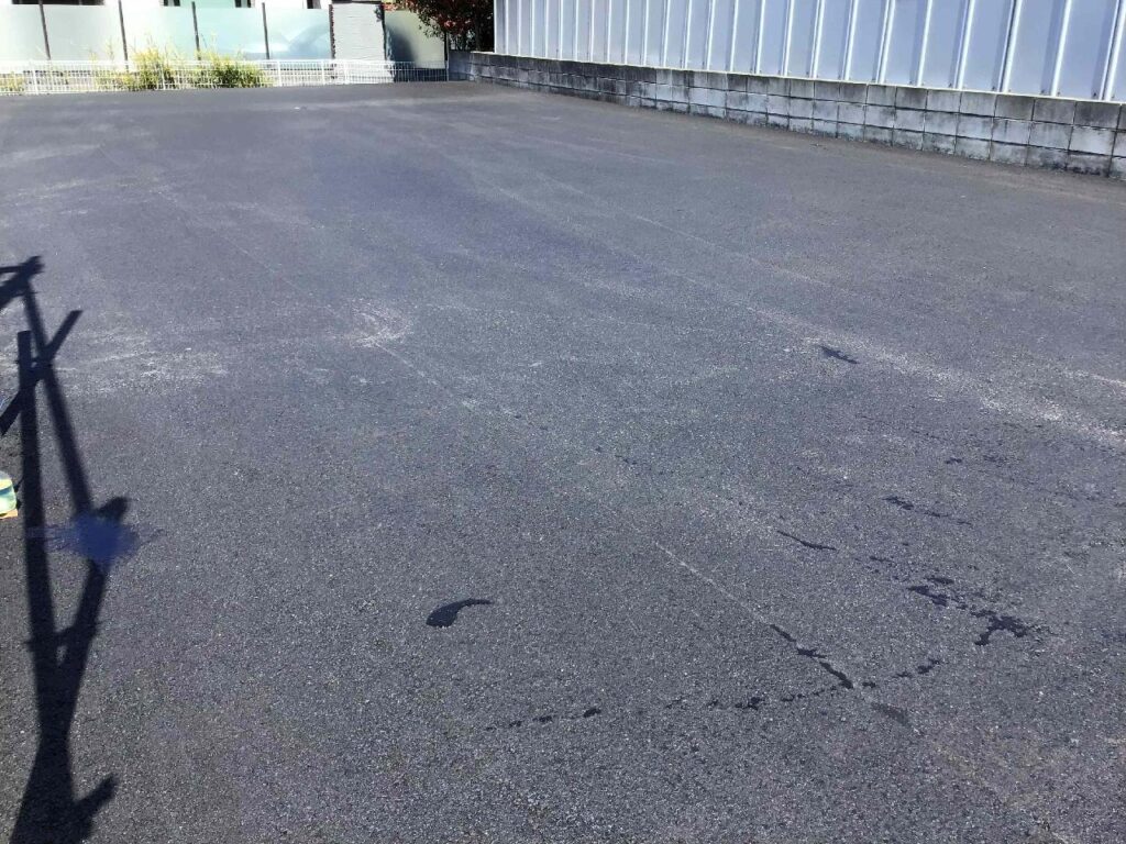 資材置き場の砂利駐車場を250㎡アスファルト舗装｜従業員駐車場も確保