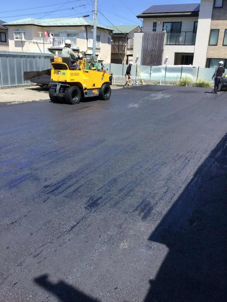 アスファルト舗装の転圧作業の様子（施工中）