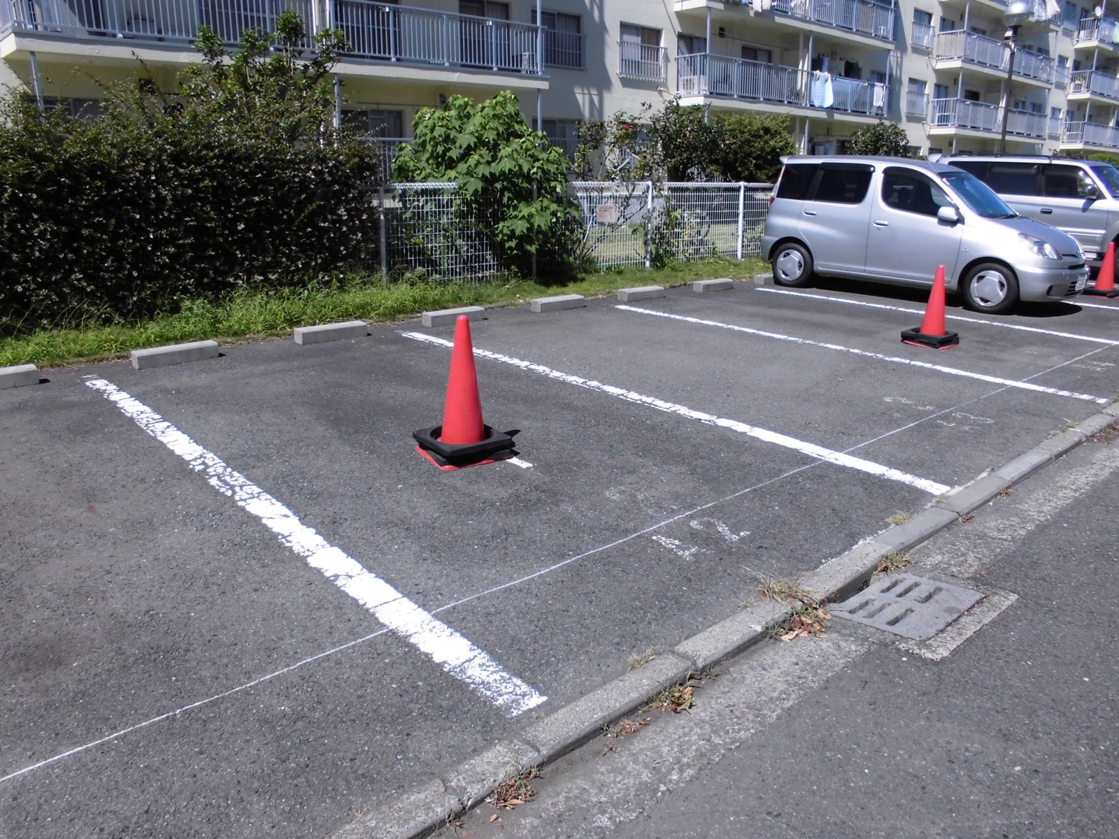 アスファルト舗装と区画線が完成した横浜市内の駐車場