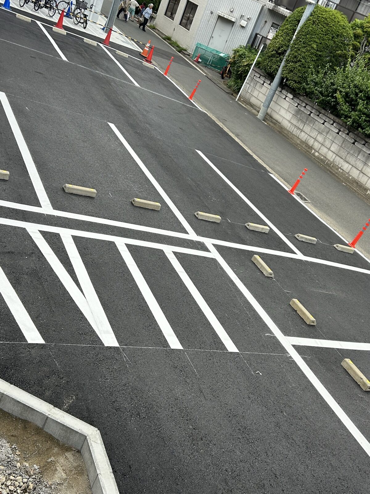 アスファルト舗装と区画線・車止めの設置が完了した同じ駐車場