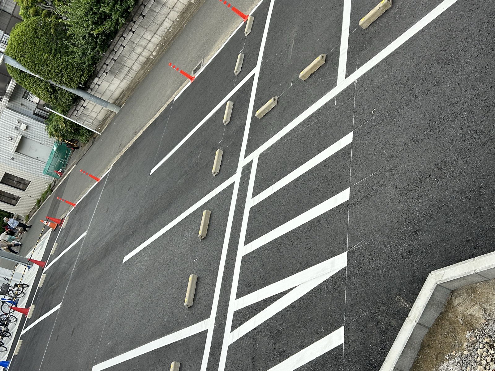 アスファルト舗装と区画線・車止めの設置が完了した駐車場を上空から撮影