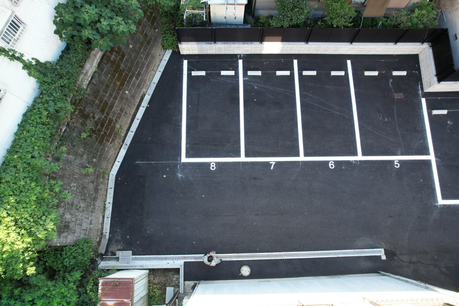 横浜市内の集合住宅の駐車場をアスファルト舗装し区画線を引いた状態を上空から撮影