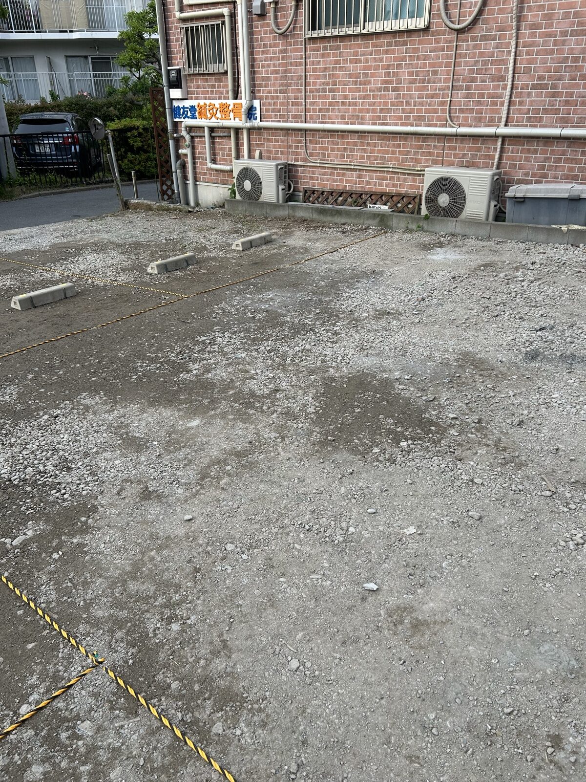 砂利敷きだった駐車場を上空から撮影した施工前の状態