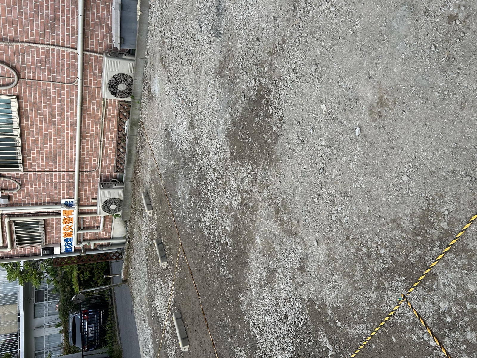 砂利敷きだった駐車場を上空から撮影した施工前の状態