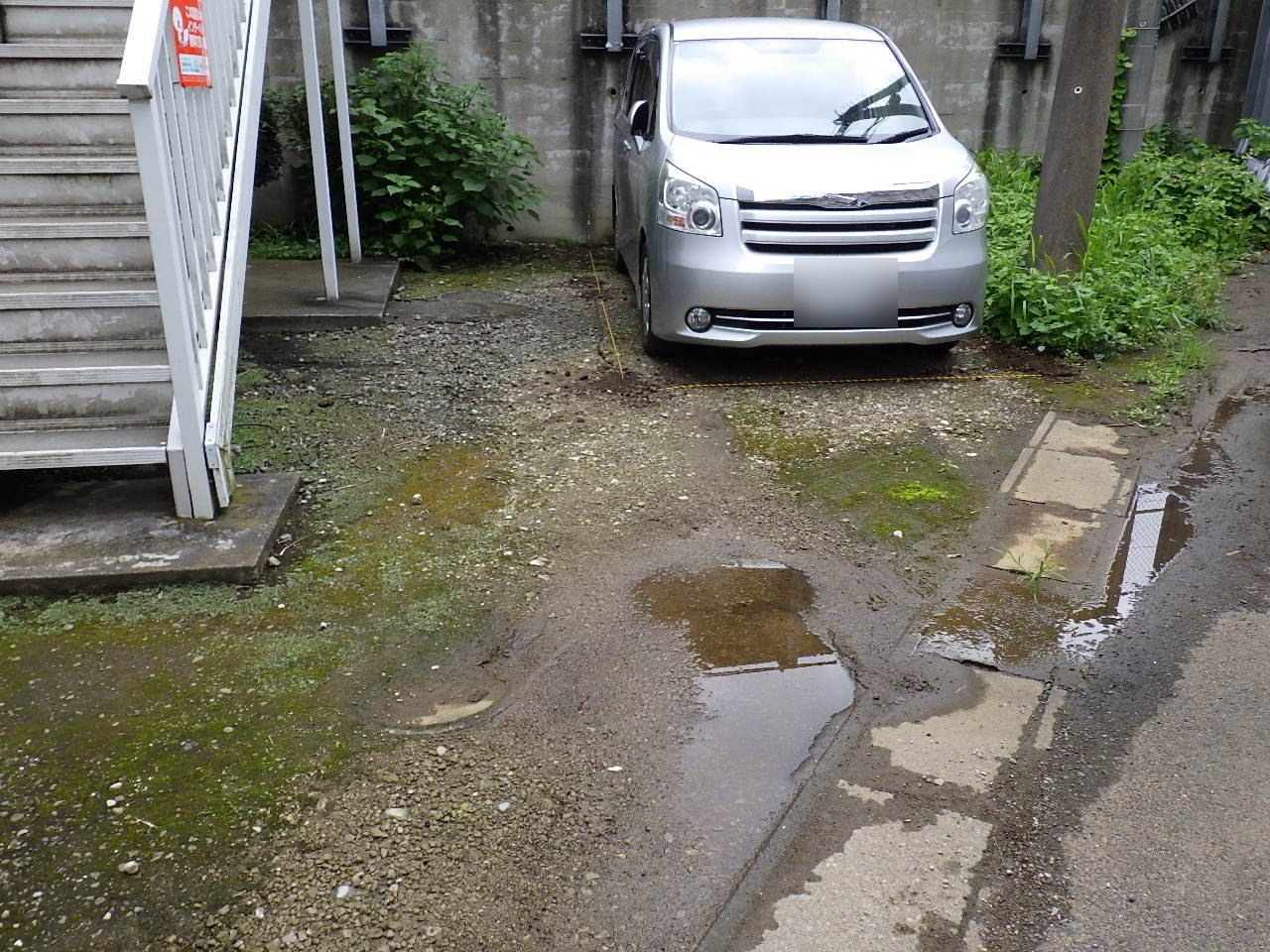 砂利敷きの駐車場にできた水たまり