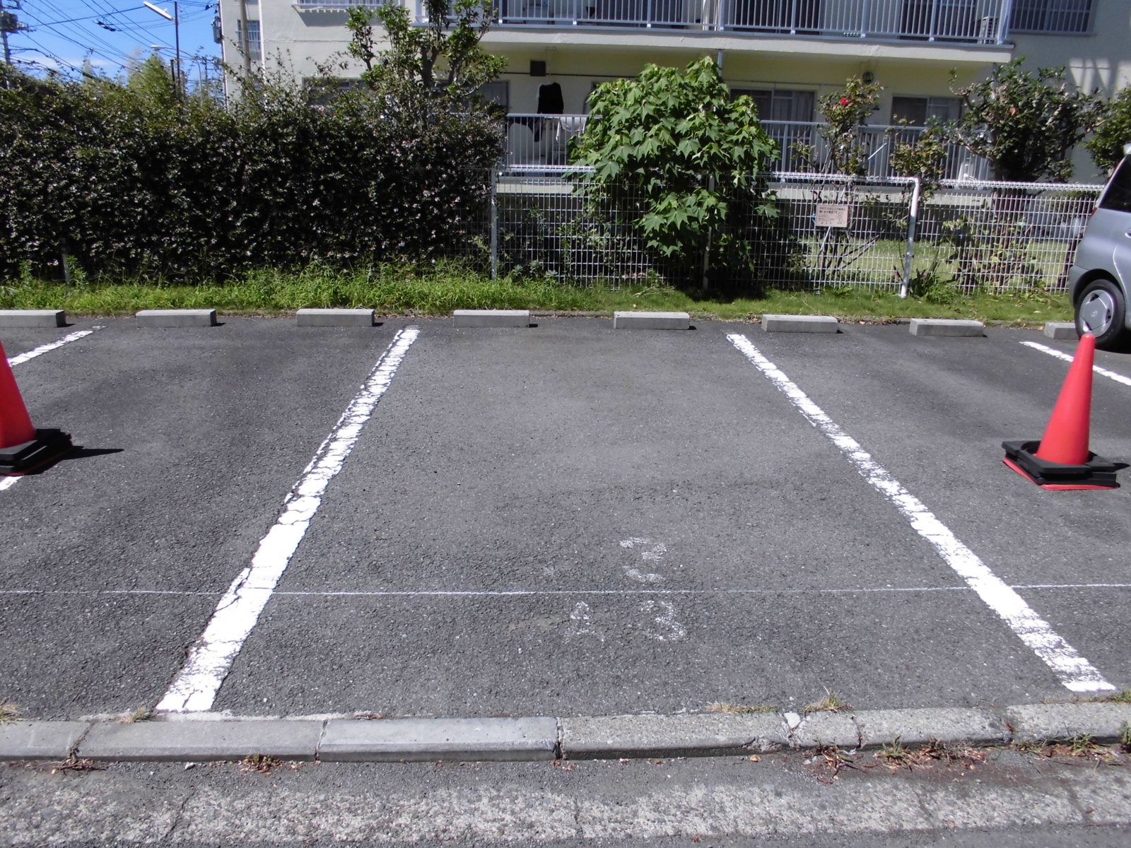 区画線と区画番号がかすれた集合住宅の駐車場