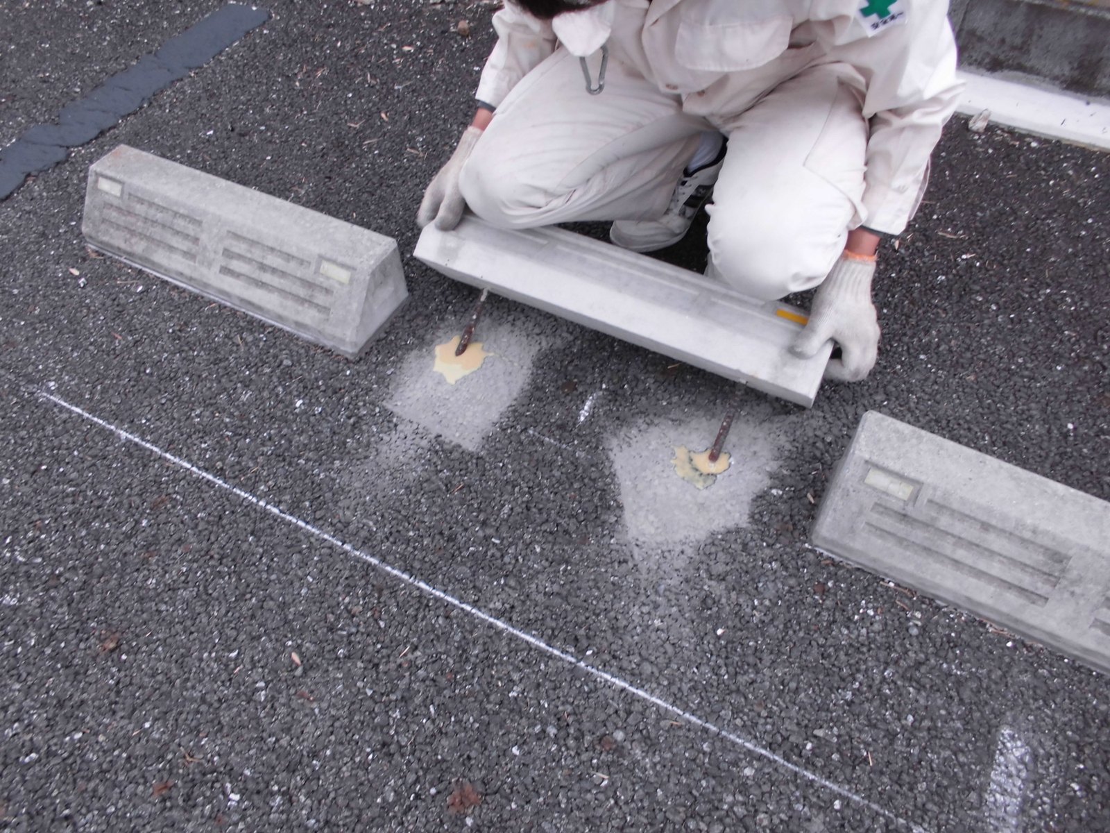 車止めを設置している当社職人の施工中の様子